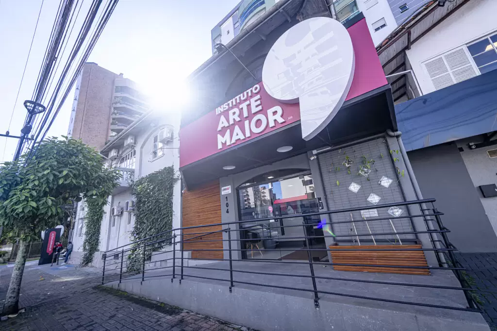 identidade visual para escola de música em Joinville:Fachada Instituto Arte Maior projeto de branding