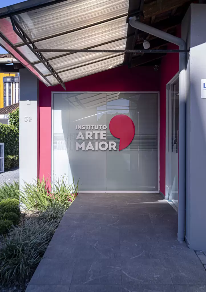 identidade visual para escola de música em Joinville: sinalização externa do Instituto Arte Mario