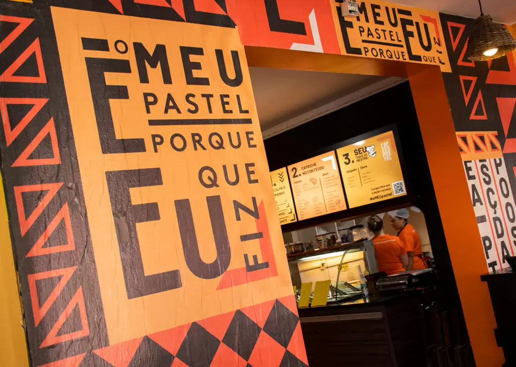 identidade visual para franquia de pastelaria:sinalização interna rede de lojas Espaço do Pastel