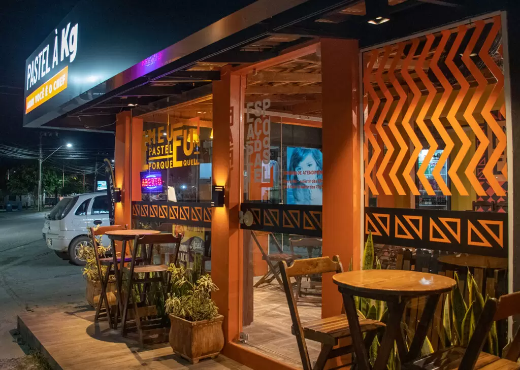 identidade visual para franquia de pastelaria: Sinalização externa rede rede de lojas Espaço do Pastel