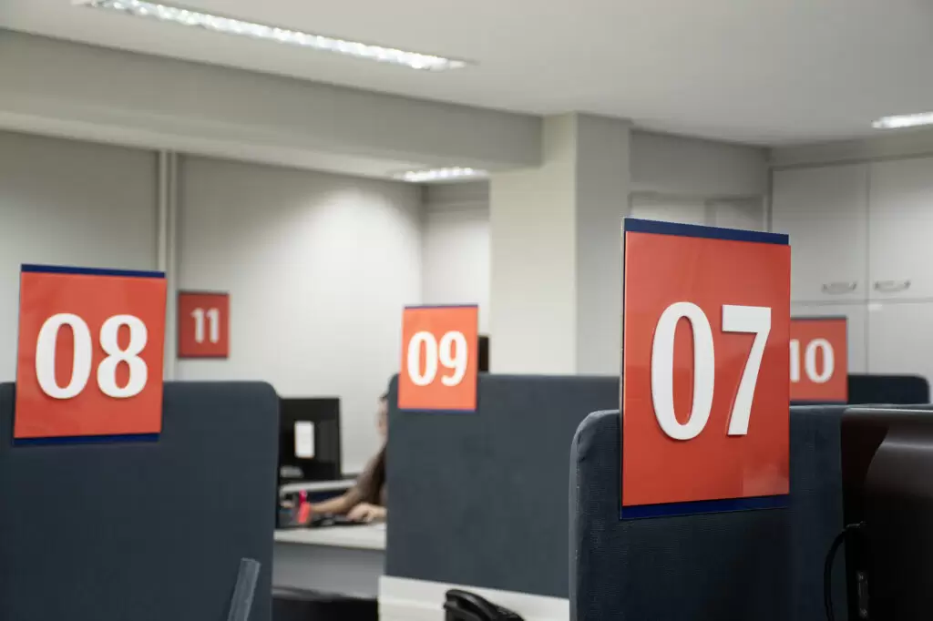 Numeração de baias no projeto de sinalização do 2º Tabelionato de notas e 3º de Protestos de Joinville