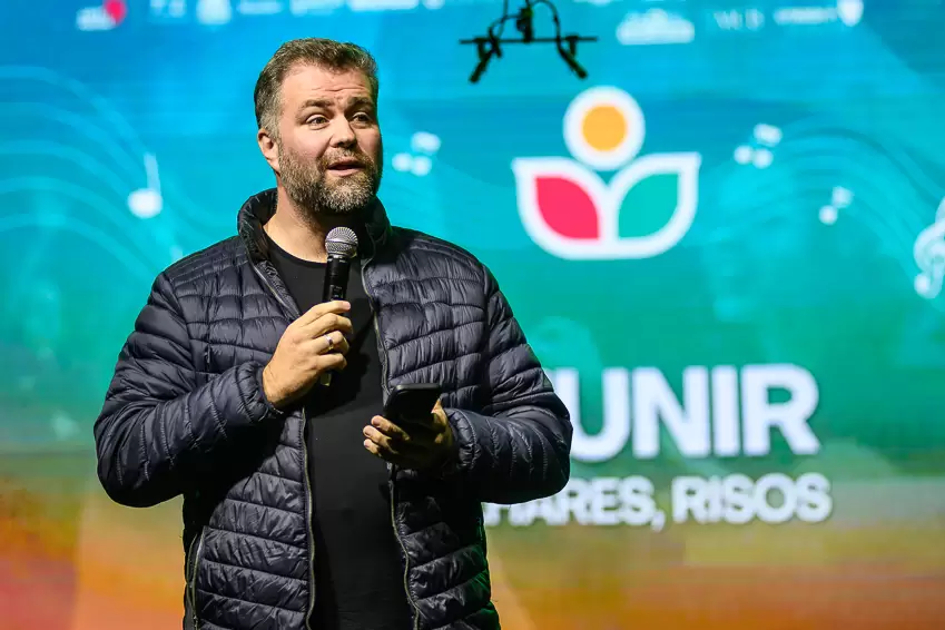 identidade visual para festival de corais em Joinville: Secretario da cultura apresentando a marca do Festival de Corais de Joinville