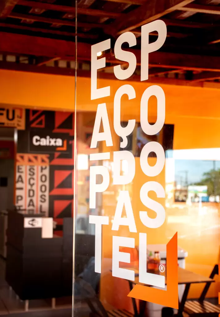 identidade visual para franquia de pastelaria: Sinalização e adesivação de vitrine no projeto de branding para rede de lojas Espaço do Pastel
